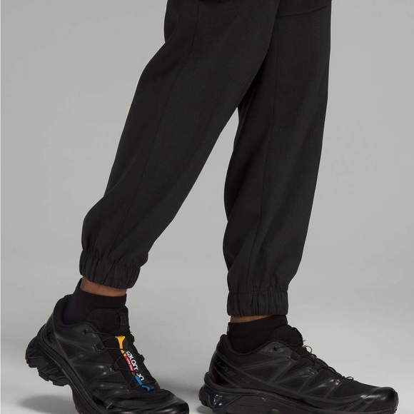 Lululemon Relaxed Mid-Rise Cargo Pant - Picture 4 of 10